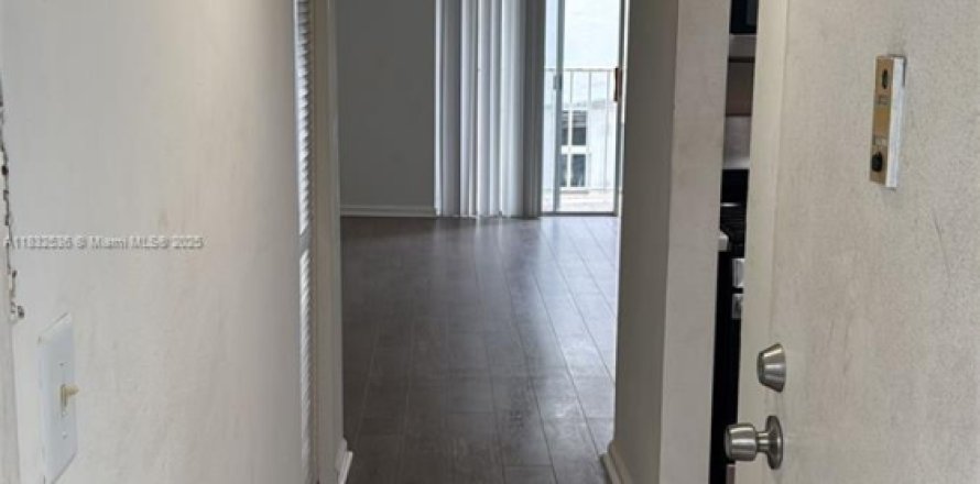 Кондоминиум с 1 спальней в Майами-Бич, Флорида № 1957750