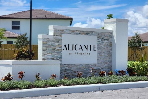 House in Homestead, Florida 4 bedrooms № 2013226