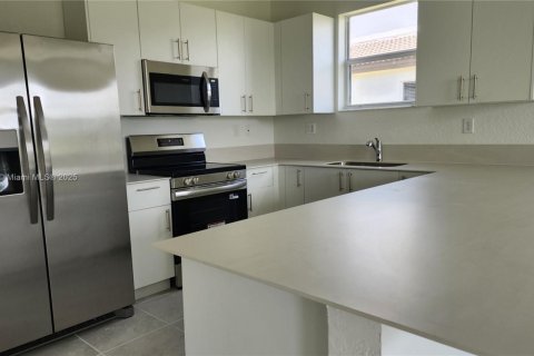 House in Homestead, Florida 4 bedrooms № 2013226 - photo 10