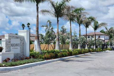 House in Homestead, Florida 4 bedrooms № 2013226 - photo 3