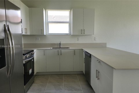 House in Homestead, Florida 4 bedrooms № 2013226 - photo 12