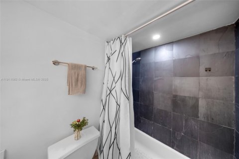 Copropriété à louer à Miami Beach, Floride: 50.45 m2 № 1967981 - photo 17