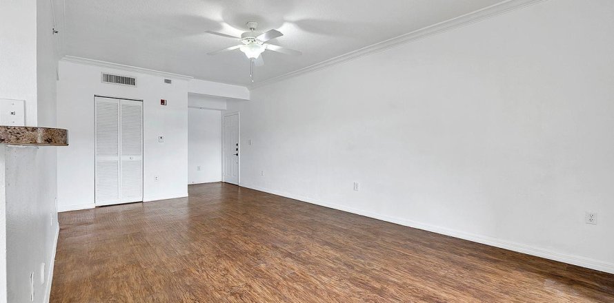 Condo in Pembroke Pines, Florida, 2 bedrooms № 1231328