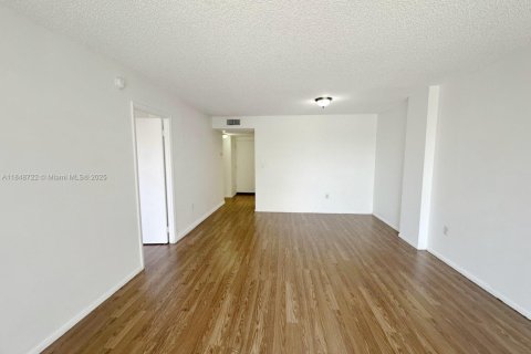 Condo in Miami, Florida, 1 bedroom  № 1850629 - photo 3