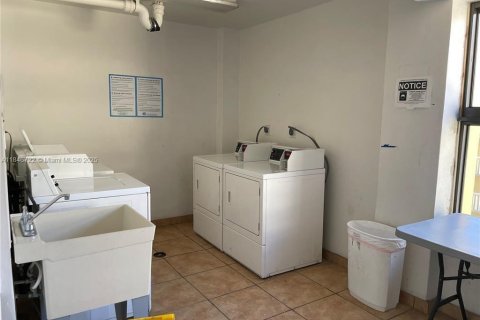 Condo in Miami, Florida, 1 bedroom  № 1850629 - photo 10