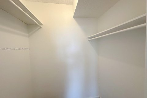 Condo in Miami, Florida, 1 bedroom  № 1850629 - photo 7