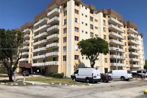 Condo in Miami, Florida, 1 bedroom  № 1850629 - photo 9