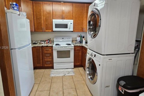 House in South Miami, Florida 4 bedrooms, 121.61 sq.m. № 2086389 - photo 3