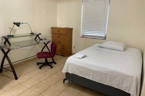 House in South Miami, Florida 4 bedrooms, 121.61 sq.m. № 2086389 - photo 5