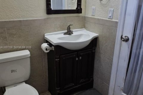 House in South Miami, Florida 4 bedrooms, 121.61 sq.m. № 2086389 - photo 10