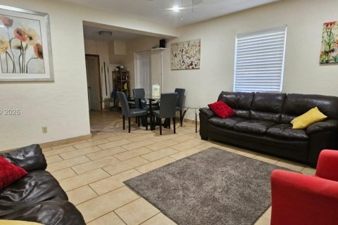 House in South Miami, Florida 4 bedrooms, 121.61 sq.m. № 2086389
