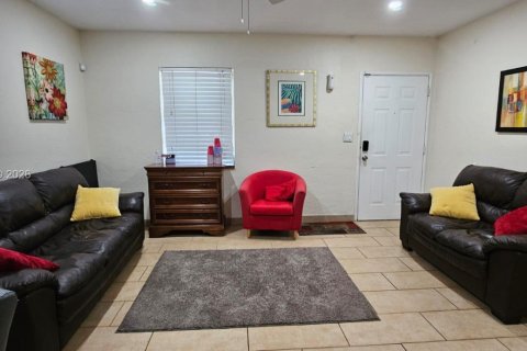 House in South Miami, Florida 4 bedrooms, 121.61 sq.m. № 2086389 - photo 2