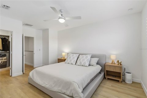 Townhouse in Sarasota, Florida 3 bedrooms, 151.99 sq.m. № 2391555 - photo 8