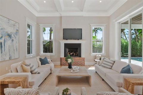 House in Tampa, Florida 5 bedrooms, 691.01 sq.m. № 2395893 - photo 4