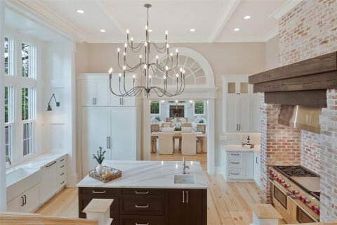 House in Tampa, Florida 5 bedrooms, 691.01 sq.m. № 2395893 - photo 2