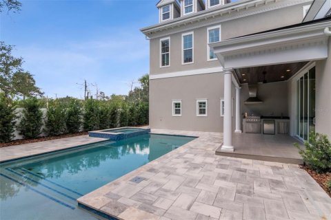 House in Tampa, Florida 5 bedrooms, 691.01 sq.m. № 2395893 - photo 7