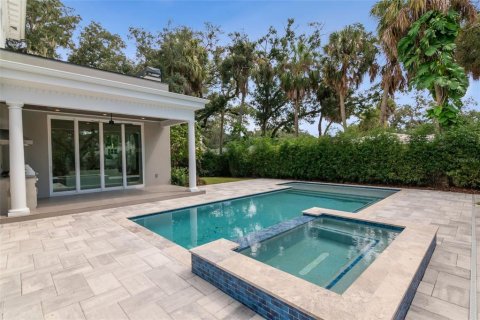 House in Tampa, Florida 5 bedrooms, 691.01 sq.m. № 2395893 - photo 6