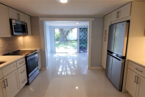 House in Sarasota, Florida 2 bedrooms, 75.25 sq.m. № 1913947 - photo 3