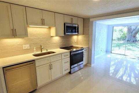House in Sarasota, Florida 2 bedrooms, 75.25 sq.m. № 1913947 - photo 4