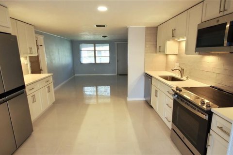 House in Sarasota, Florida 2 bedrooms, 75.25 sq.m. № 1913947 - photo 2