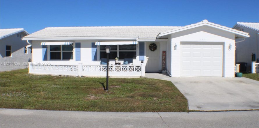 House in Boynton Beach, Florida 2 bedrooms, 132.66 sq.m. № 2074916