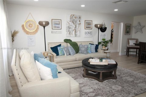 House in Boynton Beach, Florida 2 bedrooms, 132.66 sq.m. № 2074916 - photo 2