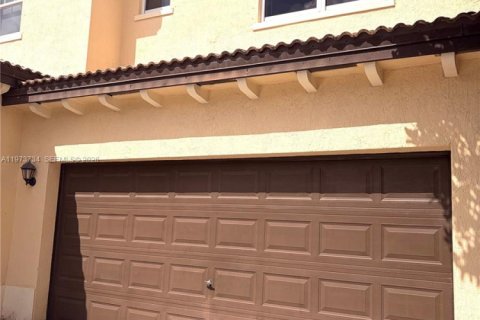 Снять в аренду виллу или дом в Хомстед, Флорида 4 спальни, 232.16м2, № 2033347 - фото 2