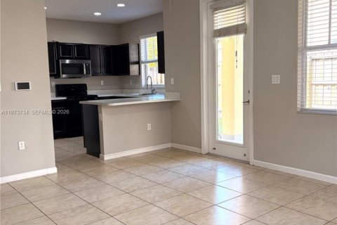 Снять в аренду виллу или дом в Хомстед, Флорида 4 спальни, 232.16м2, № 2033347 - фото 6