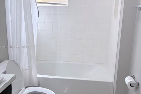 Снять в аренду виллу или дом в Хомстед, Флорида 4 спальни, 232.16м2, № 2033347 - фото 30