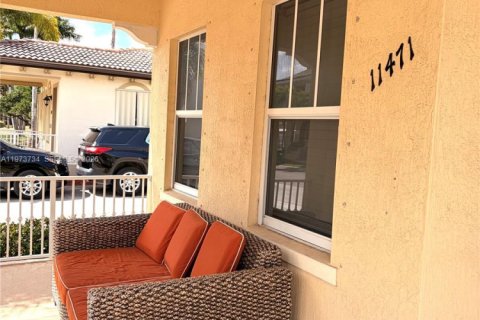 Снять в аренду виллу или дом в Хомстед, Флорида 4 спальни, 232.16м2, № 2033347 - фото 3