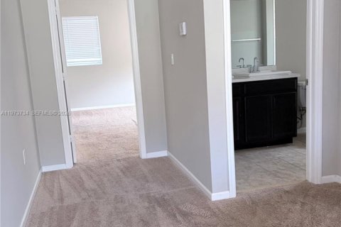 Снять в аренду виллу или дом в Хомстед, Флорида 4 спальни, 232.16м2, № 2033347 - фото 23