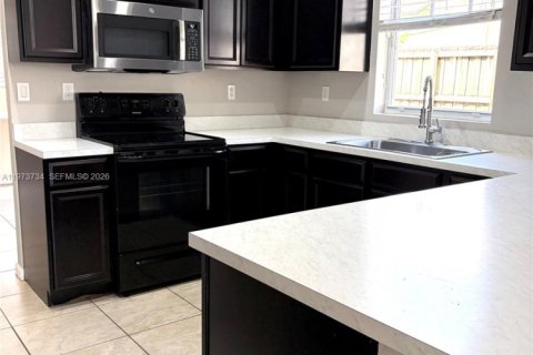 Снять в аренду виллу или дом в Хомстед, Флорида 4 спальни, 232.16м2, № 2033347 - фото 9