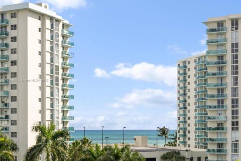 Снять в аренду кондоминиум в Холливуд, Флорида 2 спальни, 123.93м2, № 1975040 - фото 1