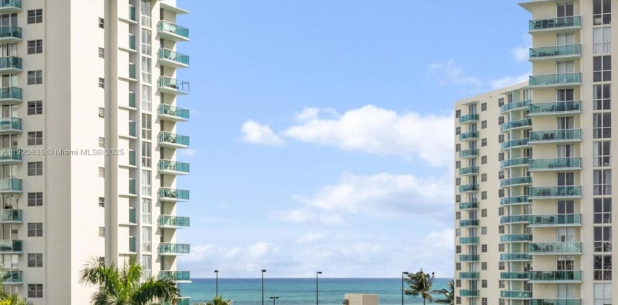 Кондоминиум с 2 спальнями в Холливуд, Флорида № 1975040