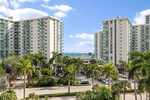 Снять в аренду кондоминиум в Холливуд, Флорида 2 спальни, 123.93м2, № 1975040 - фото 18