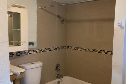 Villa ou maison à vendre à Dania Beach, Floride: 4 chambres, 95.04 m2 № 1994970 - photo 11