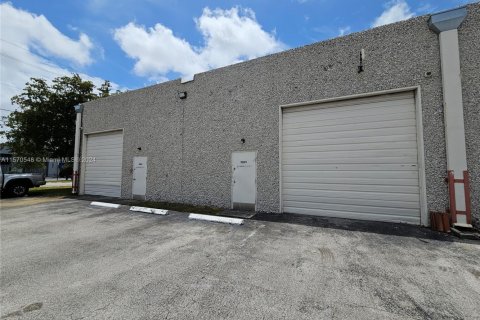 Immobilier commercial à louer à Miami, Floride № 1121079 - photo 1