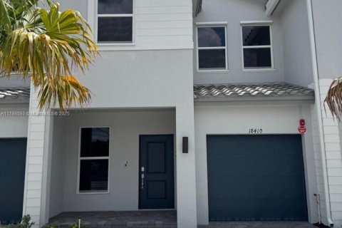 Снять в аренду виллу или дом в Пемброк-Пайнс, Флорида 3 спальни, 166.02м2, № 1943005 - фото 1