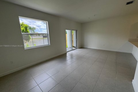 Villa ou maison à louer à Pembroke Pines, Floride: 3 chambres, 166.02 m2 № 1943005 - photo 4