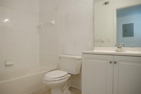 Condominio en alquiler en Orlando, Florida, 2 dormitorios, 136.19 m2 № 1880853 - foto 11