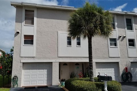 Townhouse in Treasure Island, Florida 2 bedrooms, 137.96 sq.m. № 1549935 - photo 1