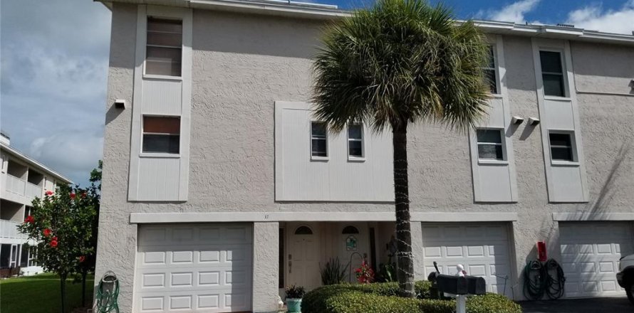 Townhouse in Treasure Island, Florida 2 bedrooms, 137.96 sq.m. № 1549935