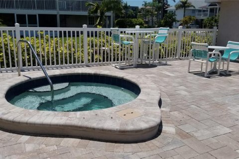 Townhouse in Treasure Island, Florida 2 bedrooms, 137.96 sq.m. № 1549935 - photo 6