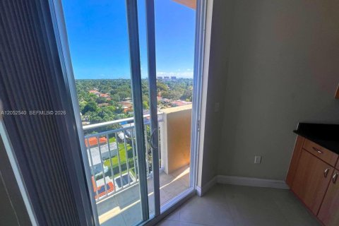 Condo in Miami, Florida, 2 bedrooms  № 2262812 - photo 23