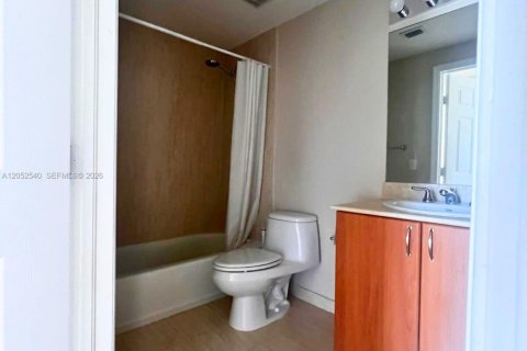 Condo in Miami, Florida, 2 bedrooms  № 2262812 - photo 9