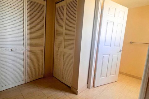 Condo in Miami, Florida, 2 bedrooms  № 2262812 - photo 12