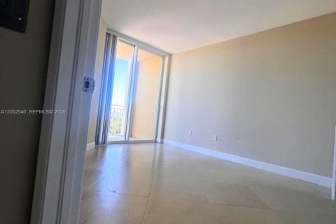 Condo in Miami, Florida, 2 bedrooms  № 2262812 - photo 11