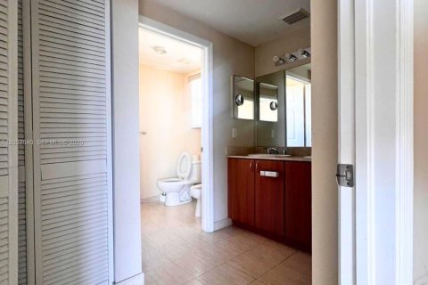 Condo in Miami, Florida, 2 bedrooms  № 2262812 - photo 14