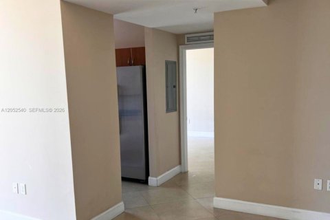 Condo in Miami, Florida, 2 bedrooms  № 2262812 - photo 13