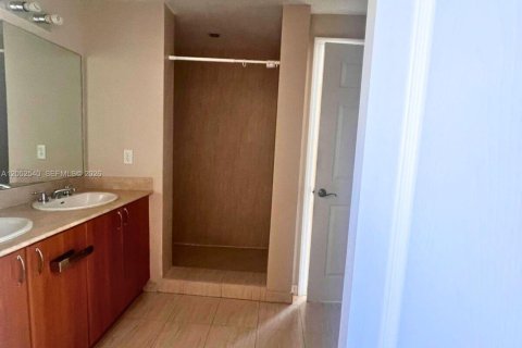 Condo in Miami, Florida, 2 bedrooms  № 2262812 - photo 15